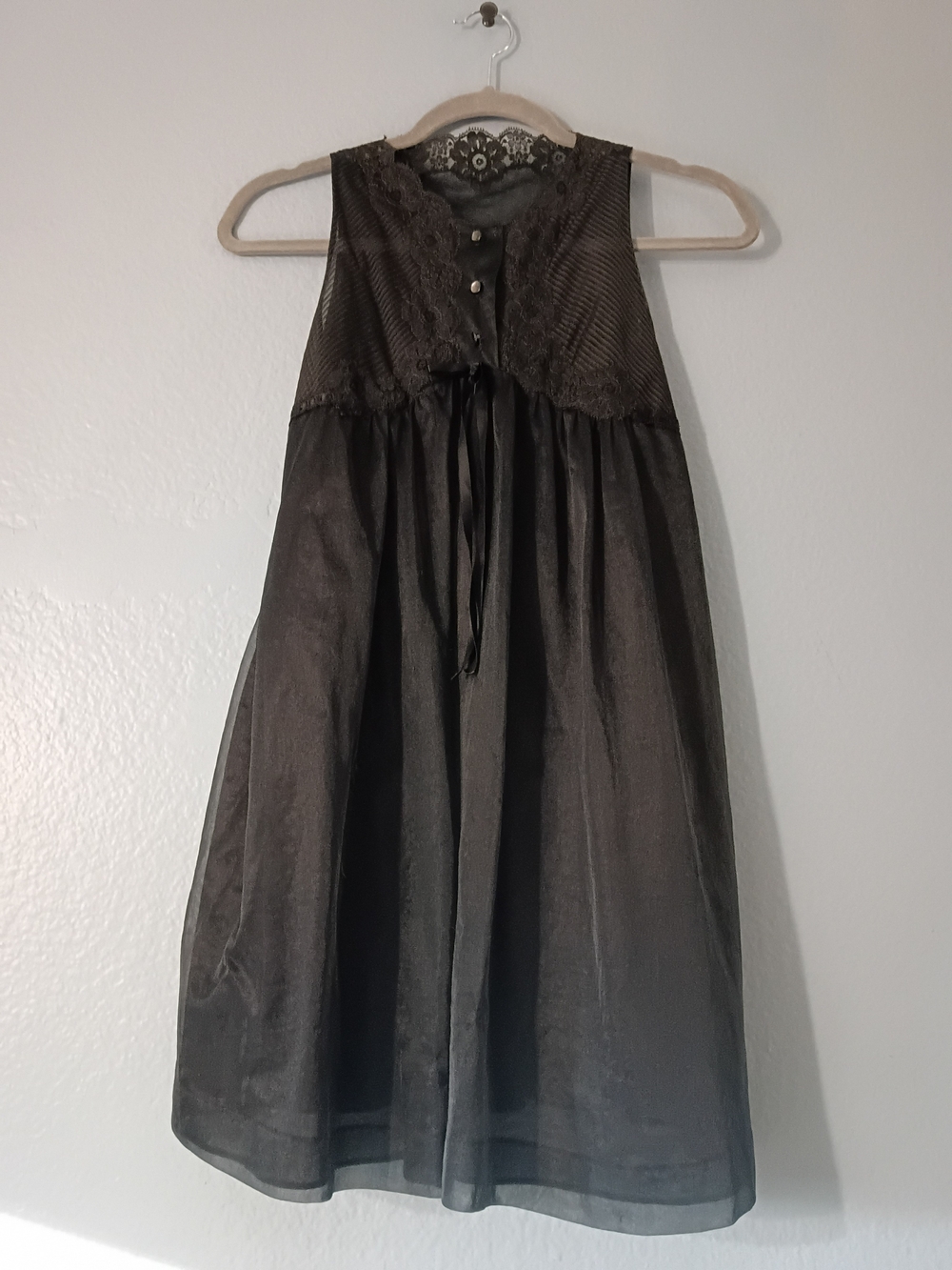 Sleeveless Lace-Yoke Chemise in Black Vintage 60`